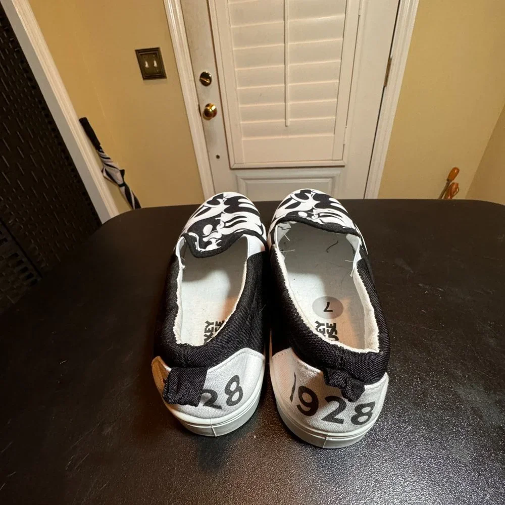 Disney Mickey Mouse size 7 black and white slipon